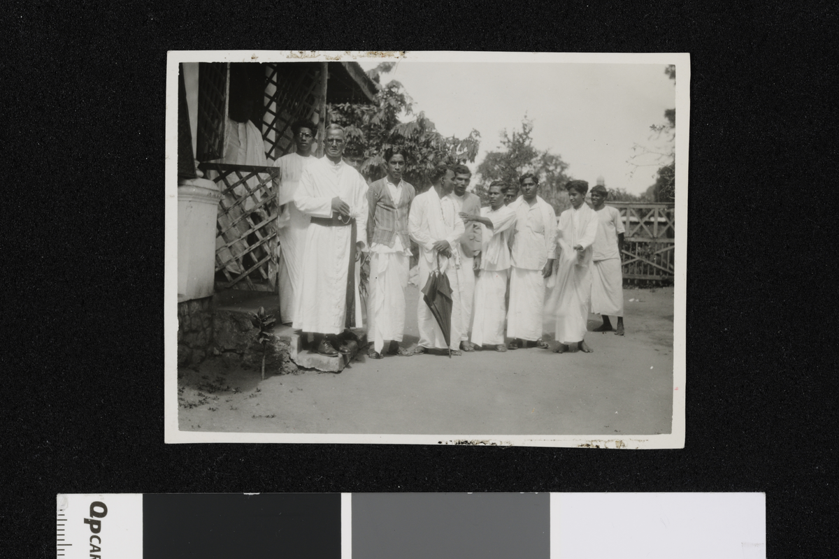 Gruppeportrett av studenter i Travacore. Fotografi tatt i forbindelse med Elisabeth Meyers reise til India 1932-33.