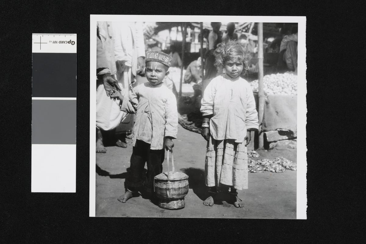 To barn med en stråkurv. Fotografi tatt i forbindelse med Elisabeth Meyers reise til India 1932-33.