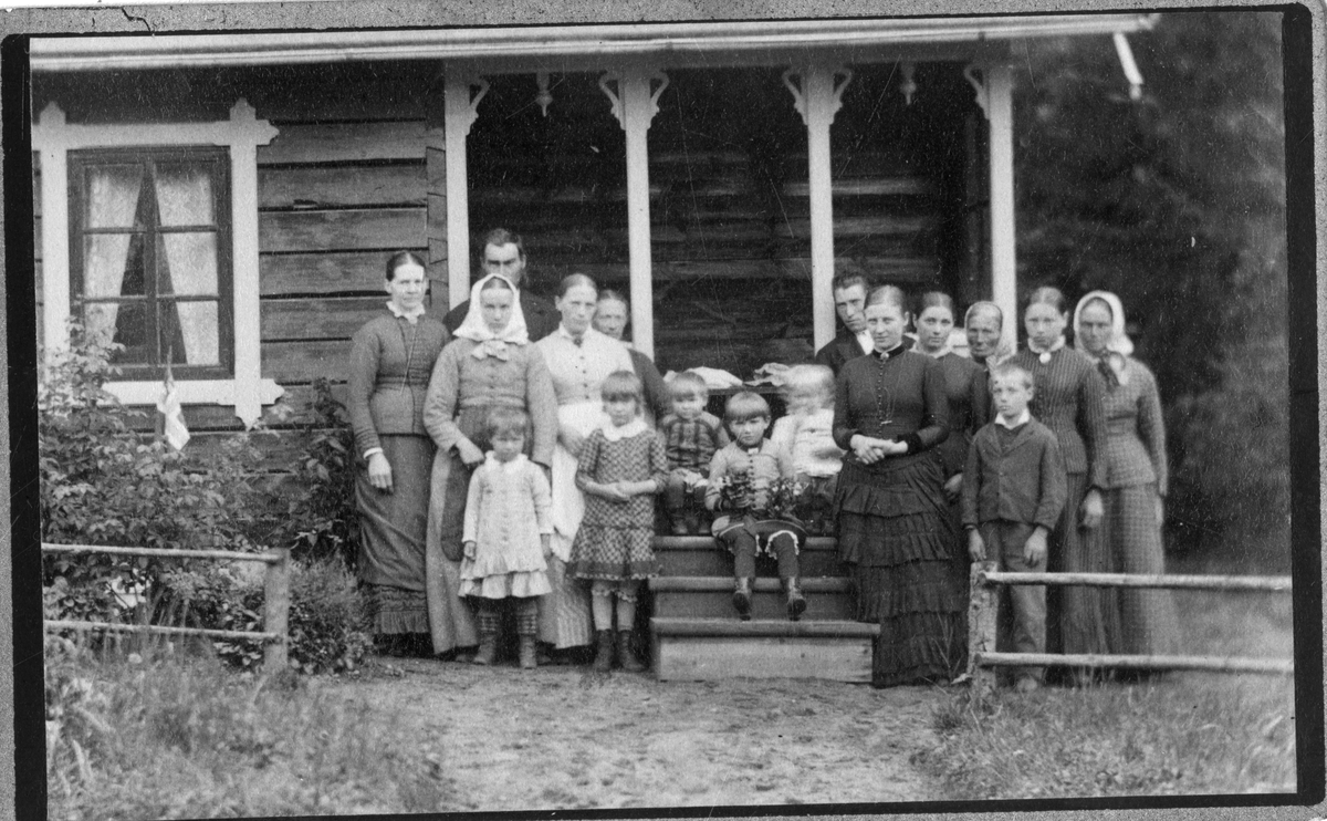 Foto av  ukjent familie. Kan være husmannsfamilie med tilhørlighet til Dal gård. Foto trolig tatt på slutten av 1870-tallet