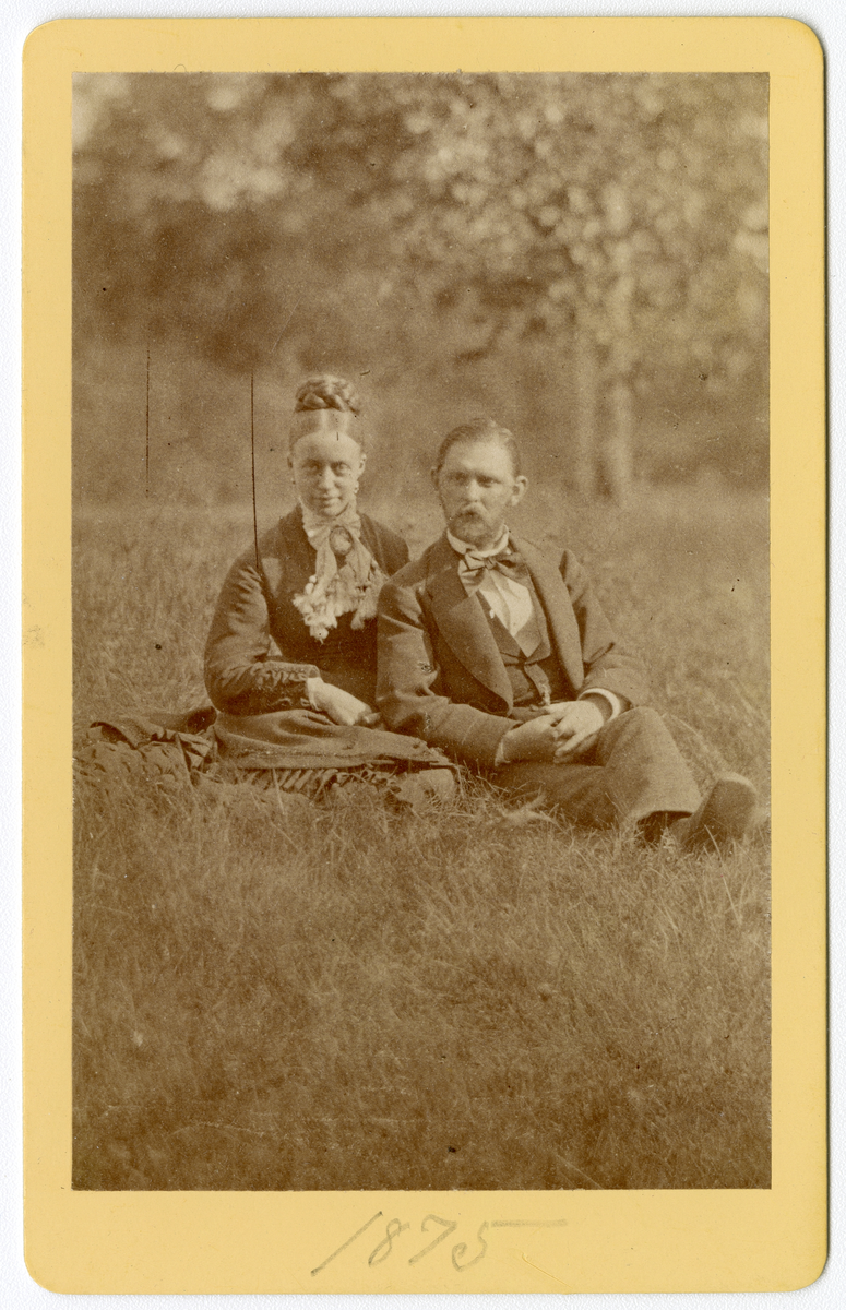 Foto av Dr. Gabriel og fru Anette Moestue (født Finne) på Dal gård i 1875