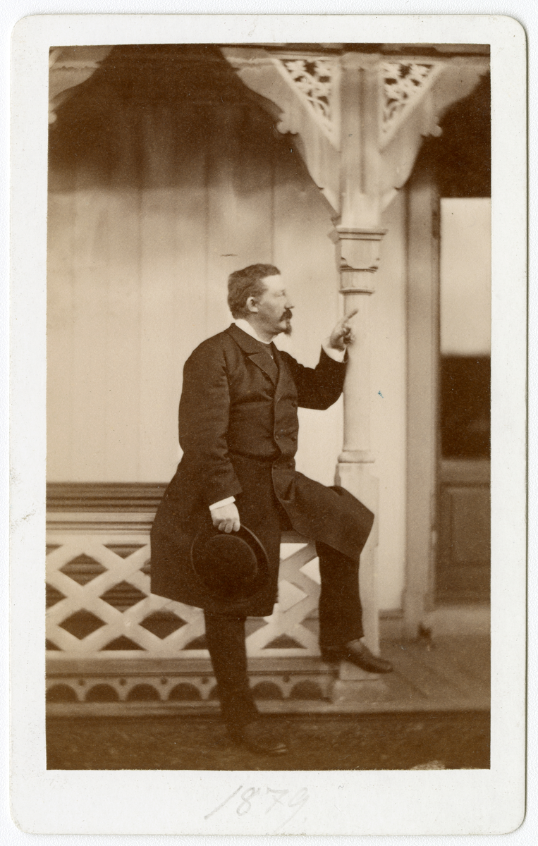 Foto av kommandør Juel som står ved gelender og peker. Trolig Kommandør Niels Juel