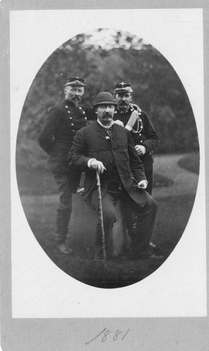 Foto av kaptein menn i uniform i 1881