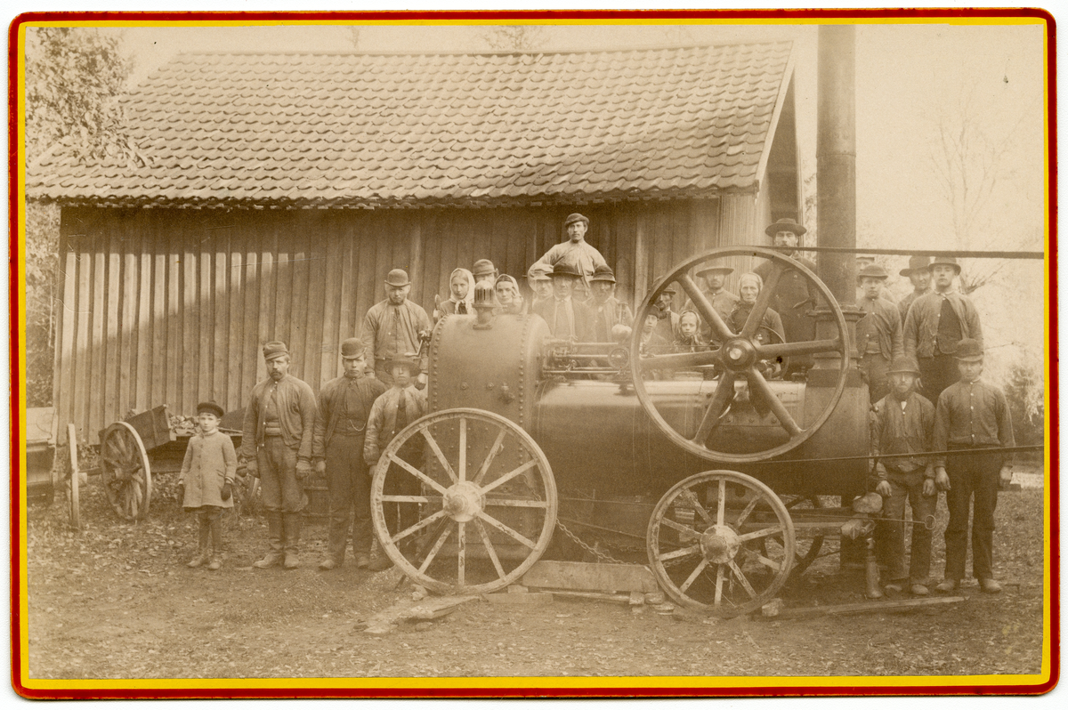 Foto av arbeidere foran lokomobil. Foto tatt i 1885