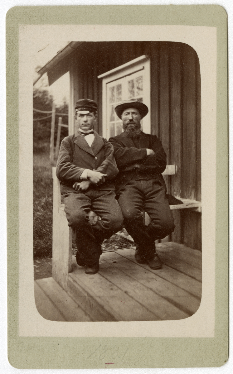 Foto av ukjente menn på Dal gård i 1881