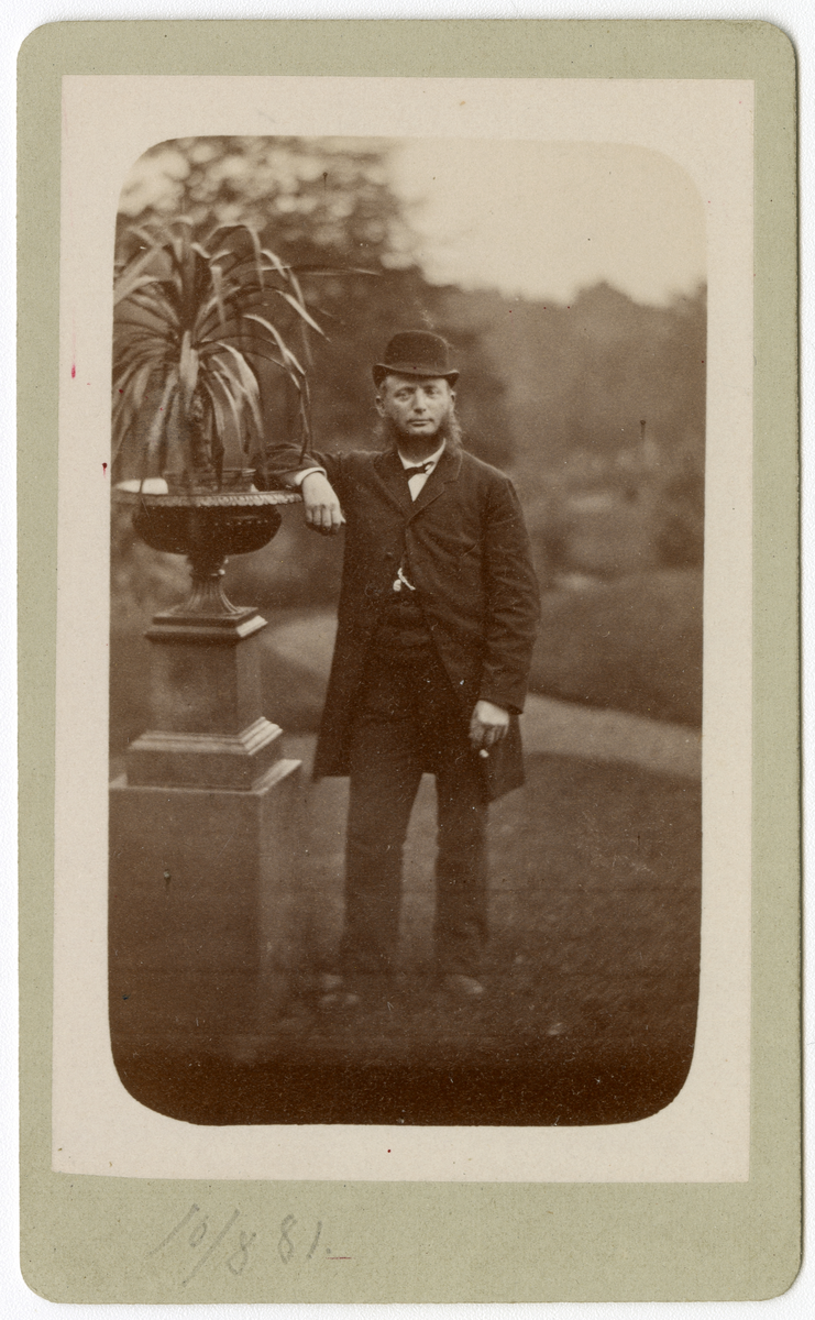 Foto av kommandør Salvesen tatt 10. august 1881, trolig på Dal gård

Kan være kommandørkaptein Peter Theodor Salvesen f. 1840. Noe usikker identifisering
