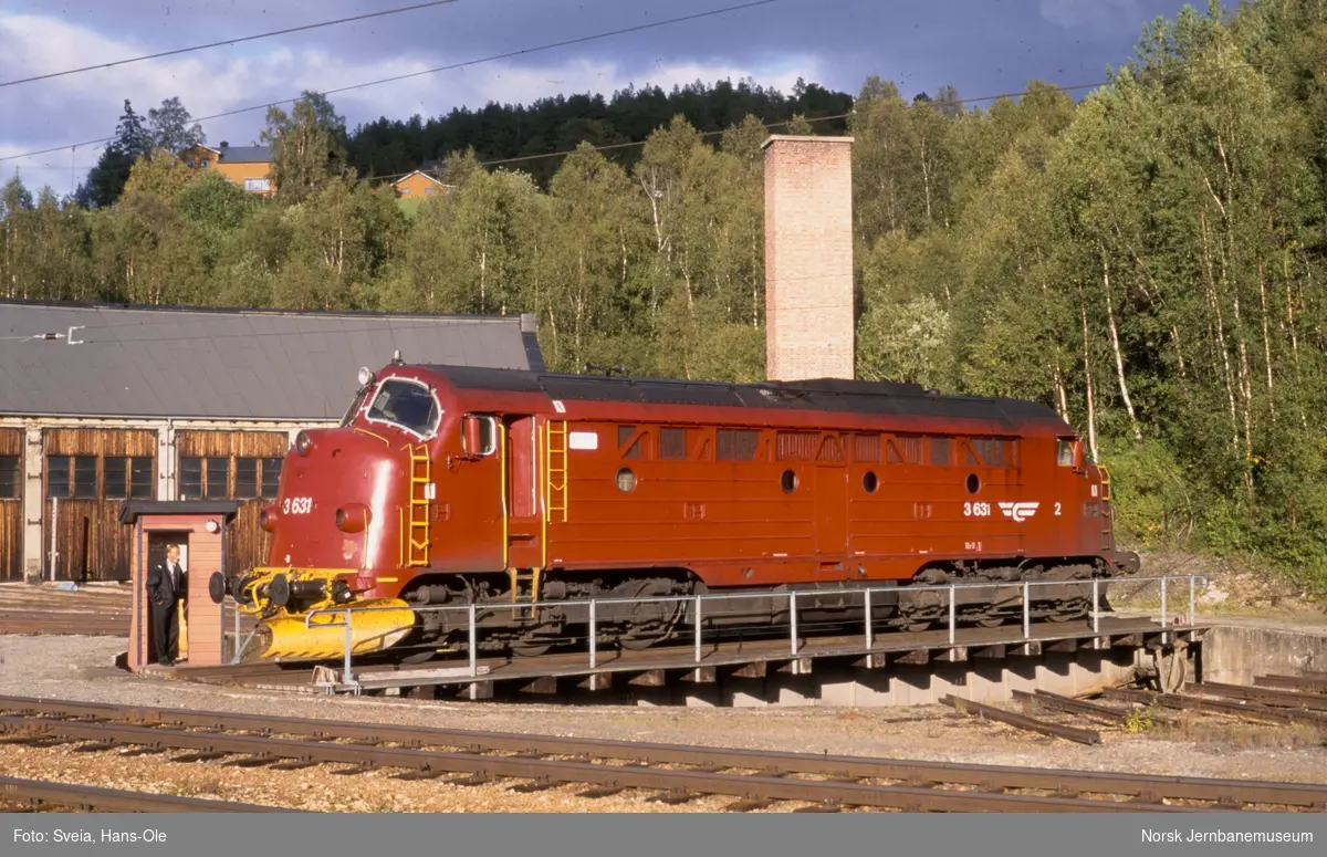 Diesellokomotiv Di 3 631 på svingskiven på Dombås stasjon