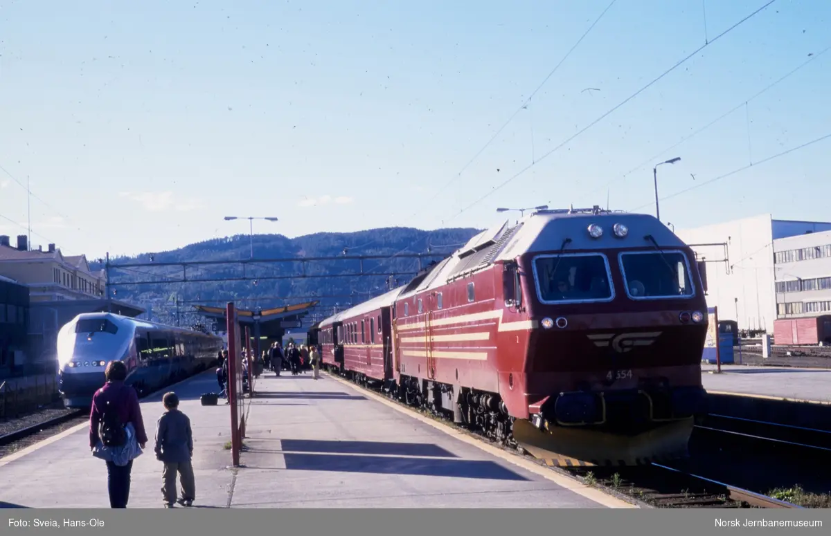 Diesellokomotiv Di 4 654 med persontog til Mo i Rana, tog 477, på Trondheim stasjon