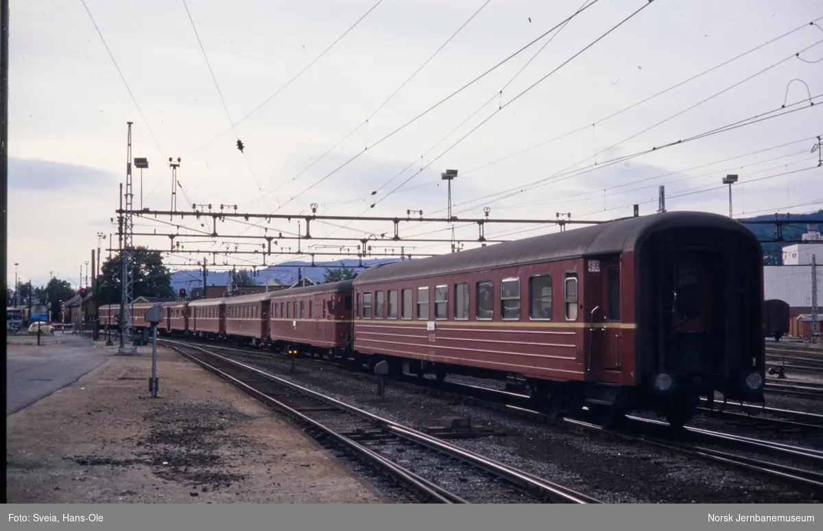 Ekspresstog fra Oslo S til Stavanger, tog 73 ved Grønlandsovergangen i Drammen