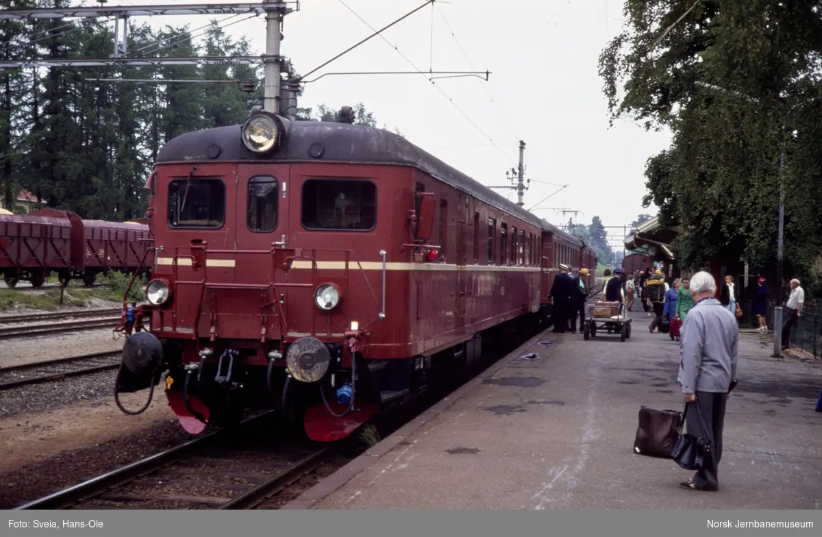 Elektrisk motorvognsett type 68A med persontog fra Drammen til Hønefoss, tog 527, på Vikersund stasjon