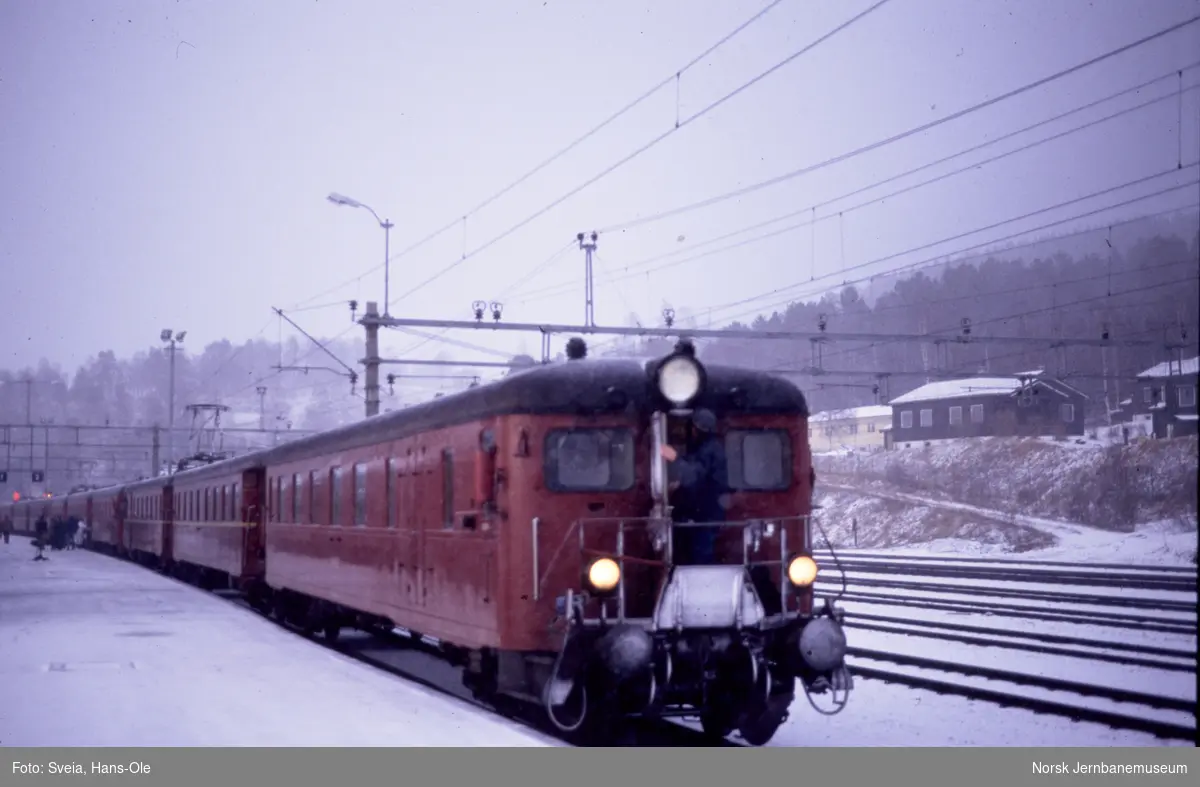 Elektrisk motorvognsett type 68B med ekstratog til Oslo S, tog 2368, på Dombås stasjon