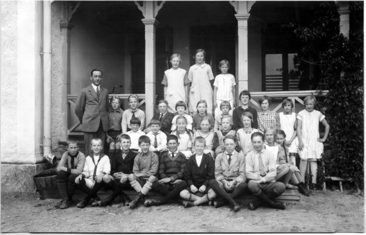 Kyrkskolan, skolklass från 1930 talet med Axel Olof Holm som lärare. Bild 3581 _1 inkluderar alla namn på eleverna.
givare okänd