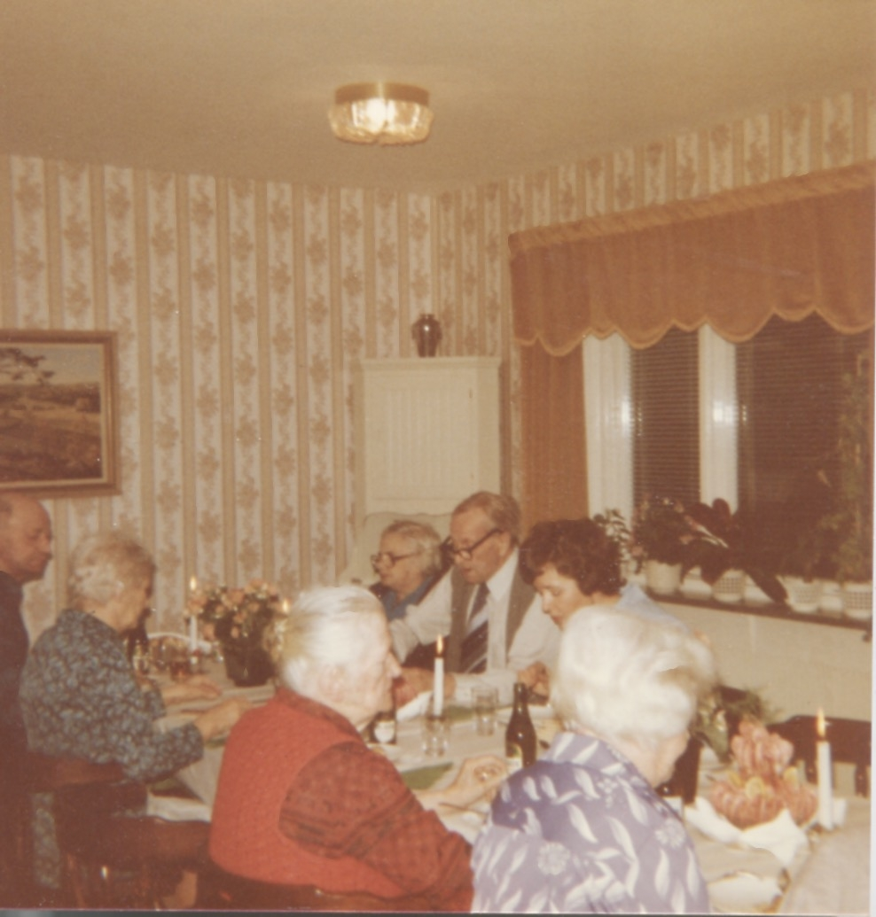 Anhörigträff i Brattåshemmets matsal 1970 - 80-tal. Namnuppgifter saknas.