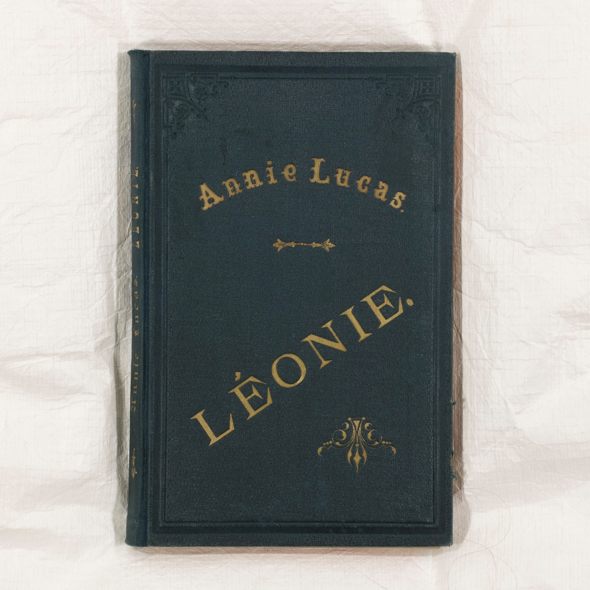 Prot: Lucas, Annie, Léonie. En Fortælling fra den tysk-franske Krig. Fra engelsk ved Kaja Ebbel. Porsgrund 1883. 3 bl. + 186 s. 8 Blaagrønt shirtingsbd med gullprent.