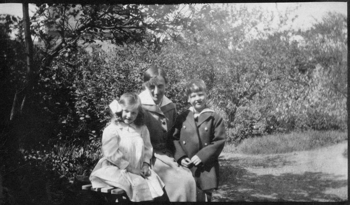 Foto av kvinne med to barn, mulignes barna Christine Cecilie Aall og Niels Aall sammen med moren Eugénie Aall?