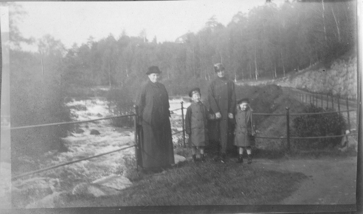 Foto av to barn sammen med to kvinner. Barna kan være søsknene Niels Frederik Aall og Cecilie Aall