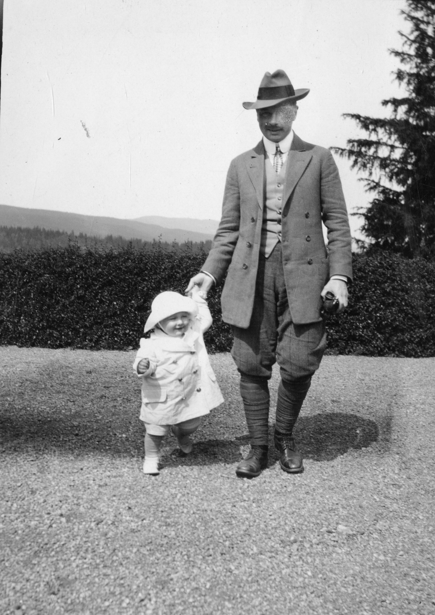 Foto av mann med spedbarn, antagelig Cato Aall med et av sine barn. Muligens eldstesønnen Niels Frederik Aall