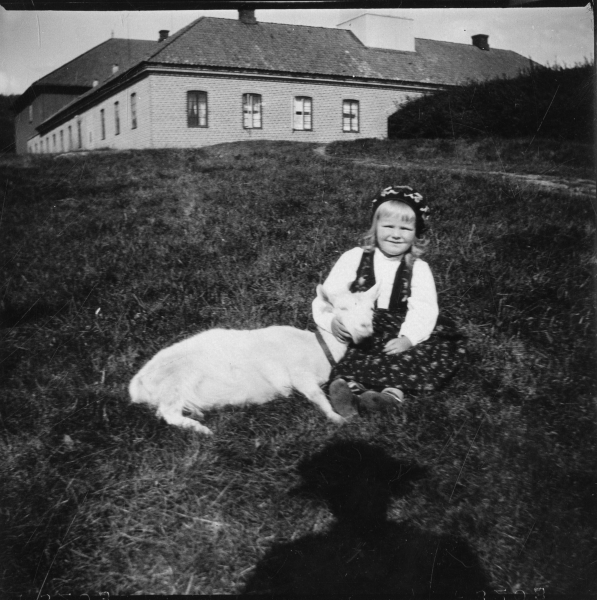 Foto søsknene jente med geit. Antagelig Cecilie All. Geiten het Kolte