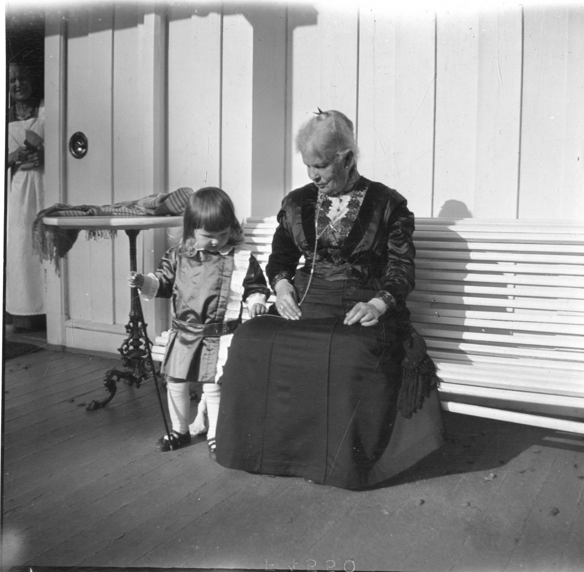 Barn med eldre kvinne i 1913. Trolig et av Aall barna med en av sine bestemødre: Basert på alder ville det da vært Niels Fredrik Aall
