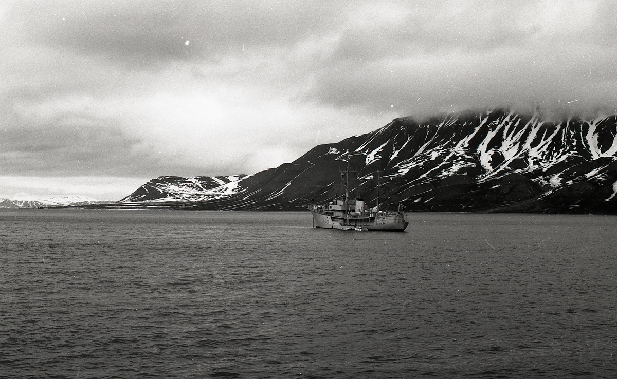 Oppsynsskipet  KNM Nordkapp (A531), Senere KV Nordkapp, på vei ut Adventfjorden. 