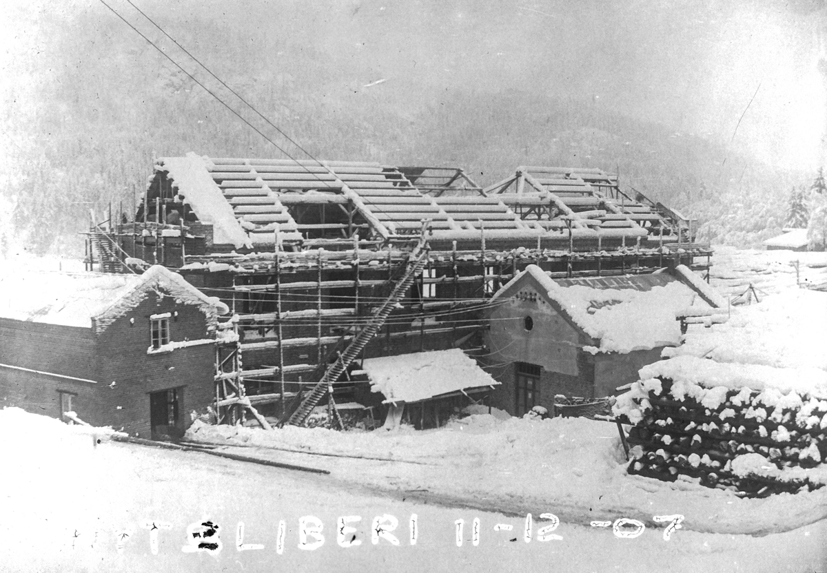 Vittingfoss bruk, mye nysnø i desember 1907.
 Fotograf Albert Wüller (1877-1944) , ingeniør fra Nyland Mek. Leverandør av maskiner til bruket. 
Bodde sammen med familien på stedet i lengre tid.