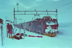 Elektrisk lokomotiv El 16 2203 med dagtoget fra Oslo S til B