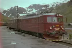 Elektrisk lokomotiv El 11 2092 med persontog til Flåm på Myr