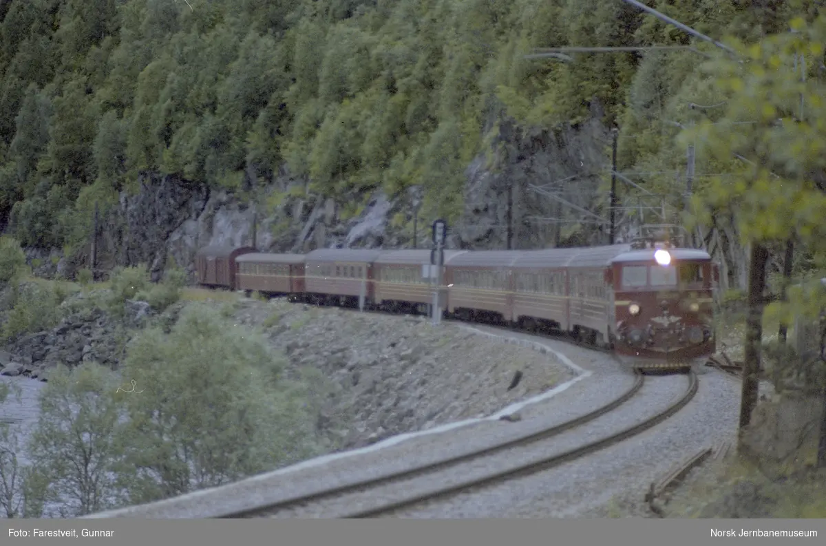 Elektrisk lokomotiv El 13 med persontog fra Bergen til Ål, tog 608, like vest for Reimegrend stasjon
