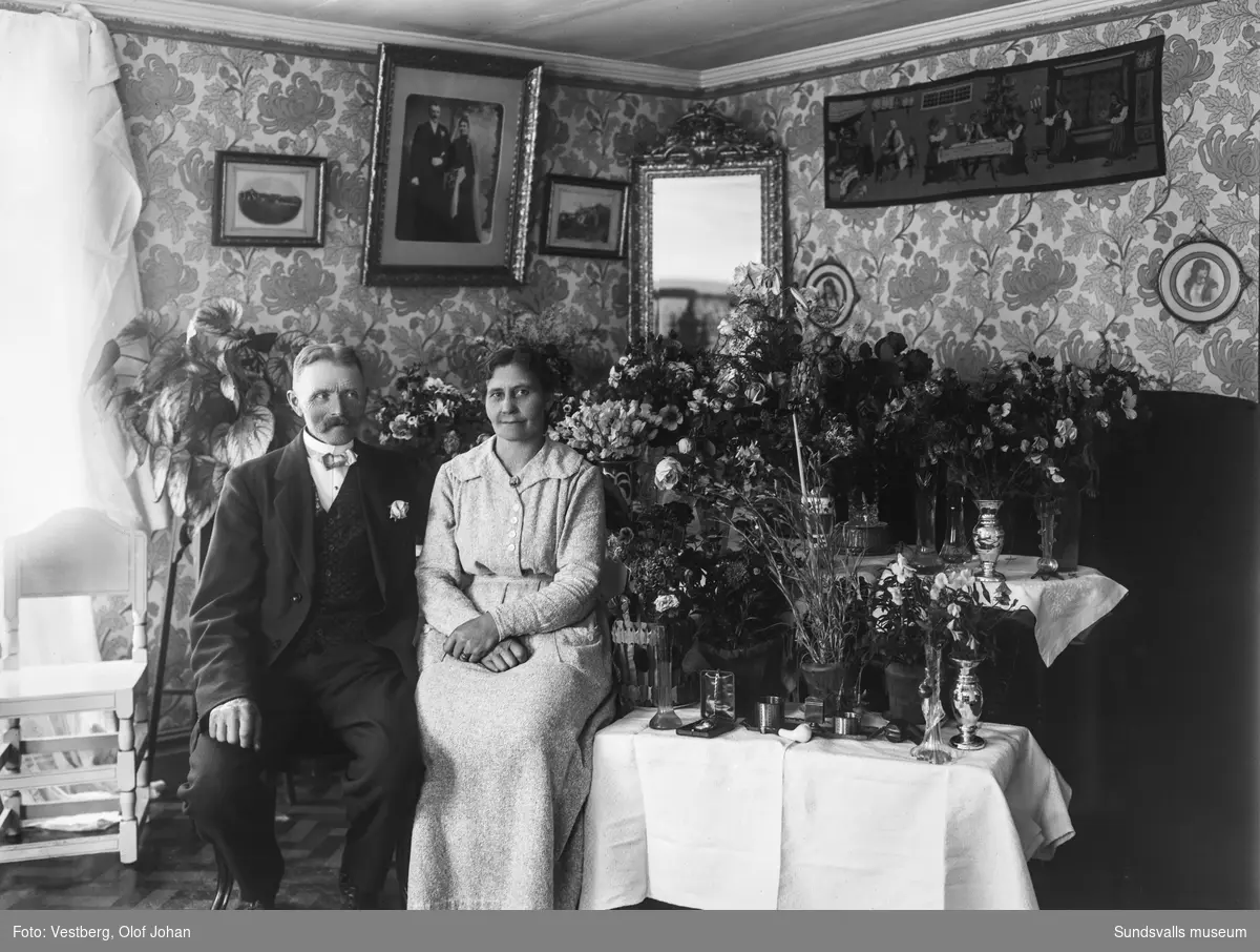 Fyra bilder med ett äldre par som poserar framför blommor och presenter, troligen bröllopsdag eller bemärkelsedag. Tredje bilden är en stor gruppbild utomhus med släkt och vänner.
