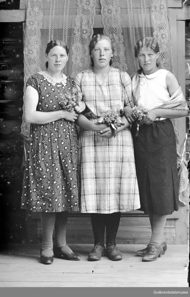 F.v.: Tyra Bøye (f. 1910 g. Rudsar), Ellen Ulen (f. 1915 g. Bolstad) og Torø  P. Blikken (f. 1914 g. Volden)