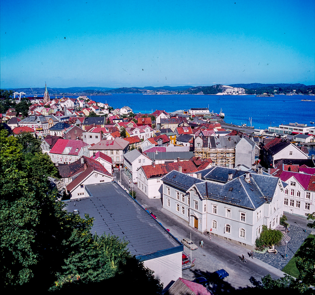Overblikk over Kragerø. Rådhuset bort til Kirken og ut til Felleskjøpet. Gulodden i bakgrunnen. ca. 1970-tallet