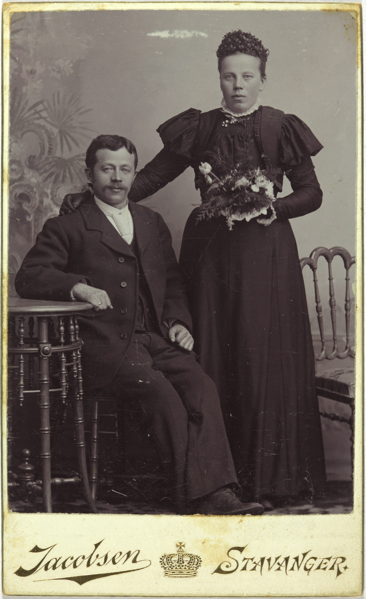 Atelierfoto av brudeparet Jon O. Haugland og Rakel Hognestad, gift 1898. Brudebilde. Ho held ein blomsterbukett.