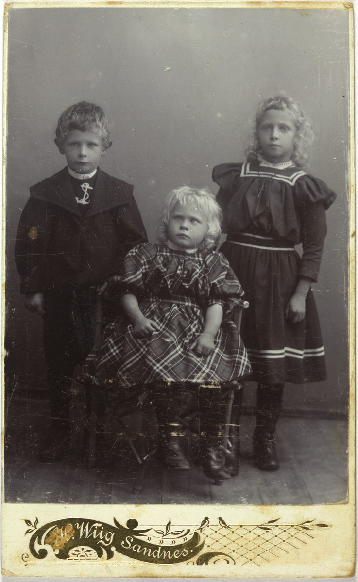 Atelierfoto av tre barn. (Frå venstre?:) Torvald Næsland, Maria Næsland g. Hognestad, Margreta Næsland g. Hauge.