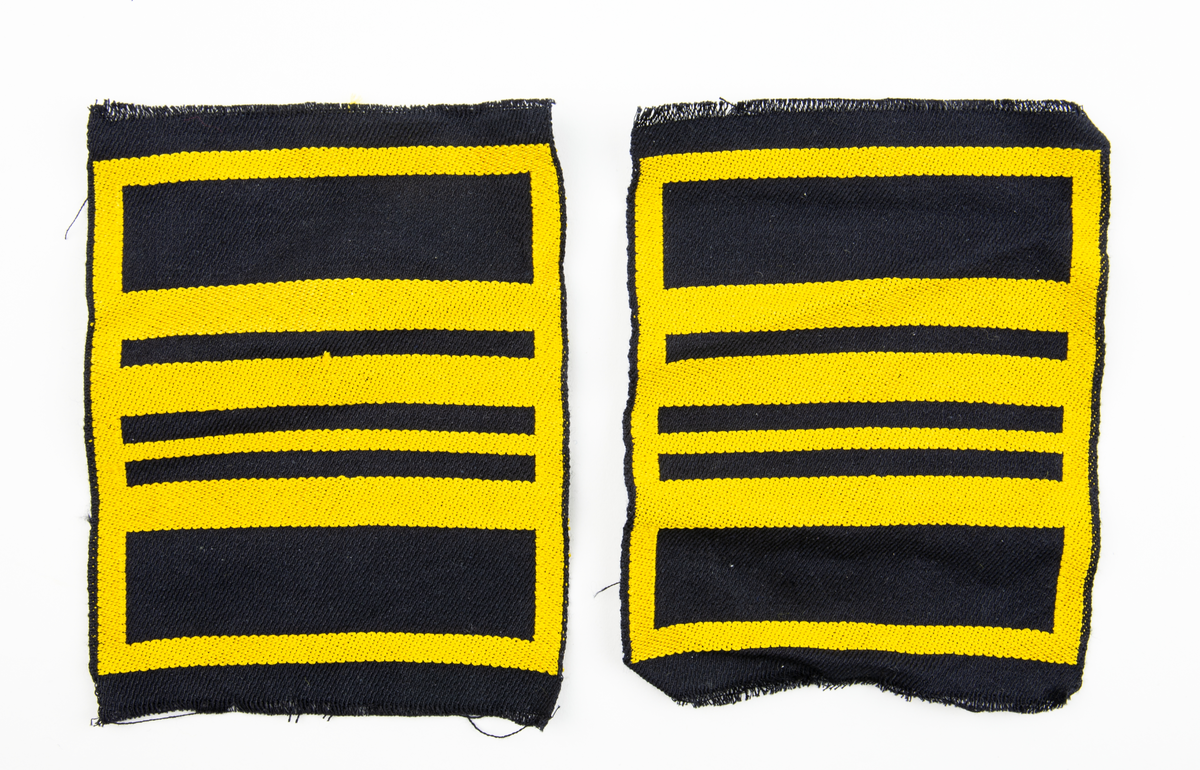 Ärmmatta, major, med invävd gradbeteckning i gult på svart botten. Två stycken.