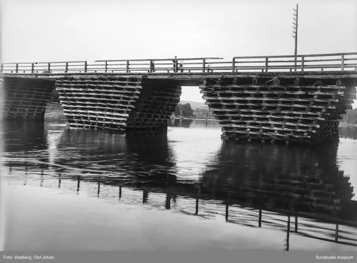 Två bilder av den gamla träbron i Njurundabommen, tagna västerut,  innan den nya betongbron påbörjats.
