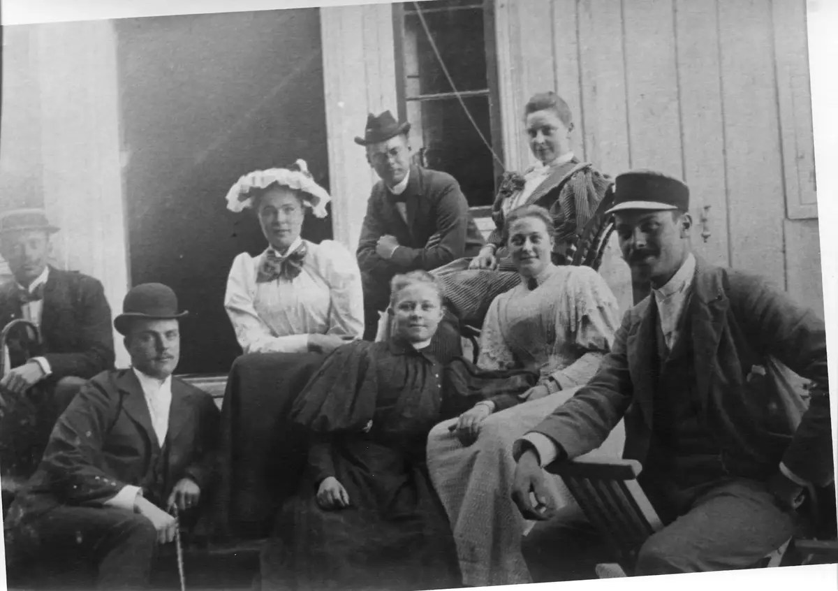 Familjen Salomonsson med gäster på trappan vid  Norra flygeln, Fågelbro gård.
Käpp och hatt ska det vara vid fotografering.