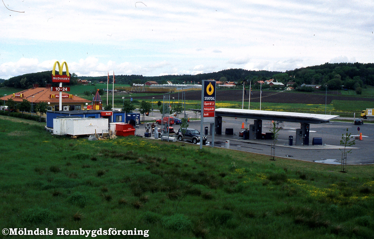 Jolengatan i Fässberg, Mölndal, år 2000. Bensinstationen Statoil och snabbmatsrestaurangen McDonald's mot Fässberg by.
