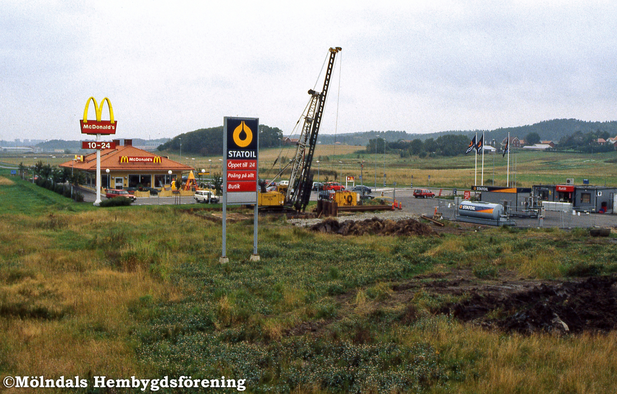 Del av Fässbergsdalen, Mölndal, i september 1998. Pålning för en Statoil bensinstation pågår i Fässberg. Till vänster ses även en McDonalds-restaurant. FD 10:25.