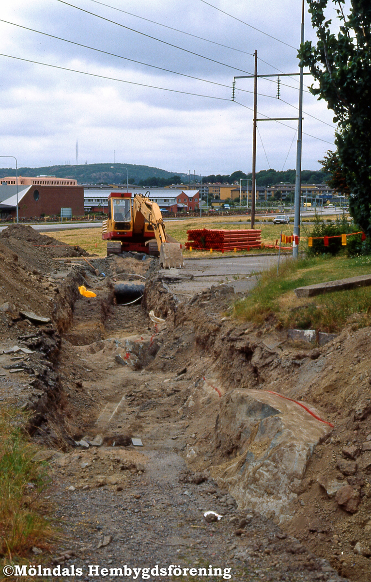 Åbro industriområde i Kärra, Mölndal, i juni 1990. Högspänningsledning läggs ner i marken.