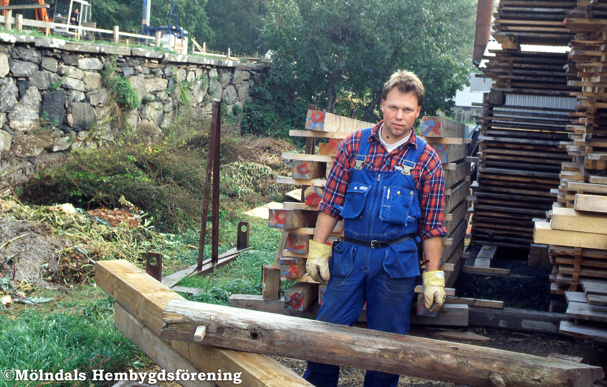 Gunnebo i Mölndal, september 1997. Timmerman Trogen sågar av en bit stock till Hembygdsföreningen. Vi har ett antal borr i den på yttervinden i trähuset.