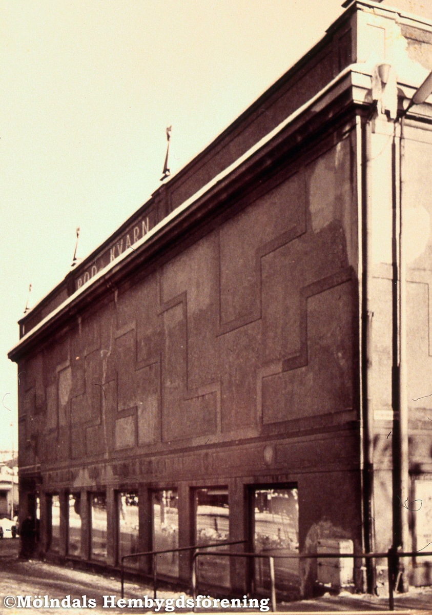 Kvarnbygatan 1, Röda kvarn, i Mölndals Kvarnby på 1930-talet. I byggnaden låg Mölndals tredje postkontor, från februari 1929 till september 1938. AF 14:36.