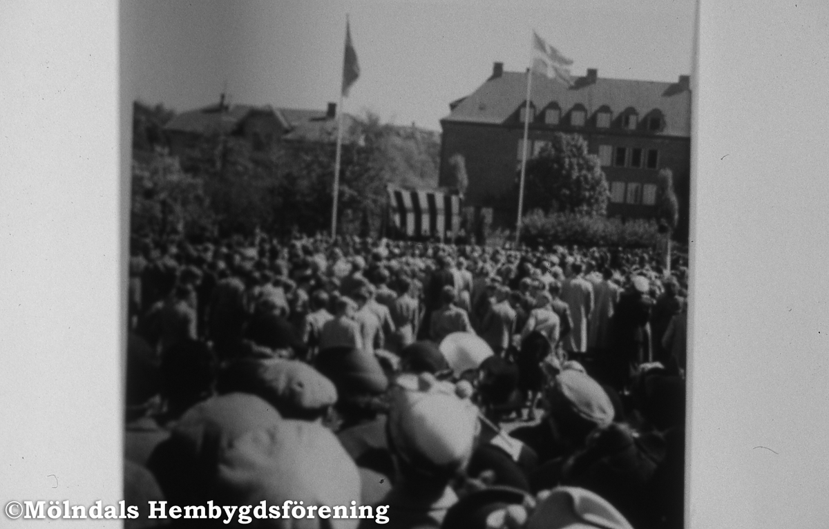 Nya Torget i Trädgården, Mölndal, år 1952. Kung Gustaf VI Adolf välkomnas på Nya torget då han senare skall inviga Gunnebo.