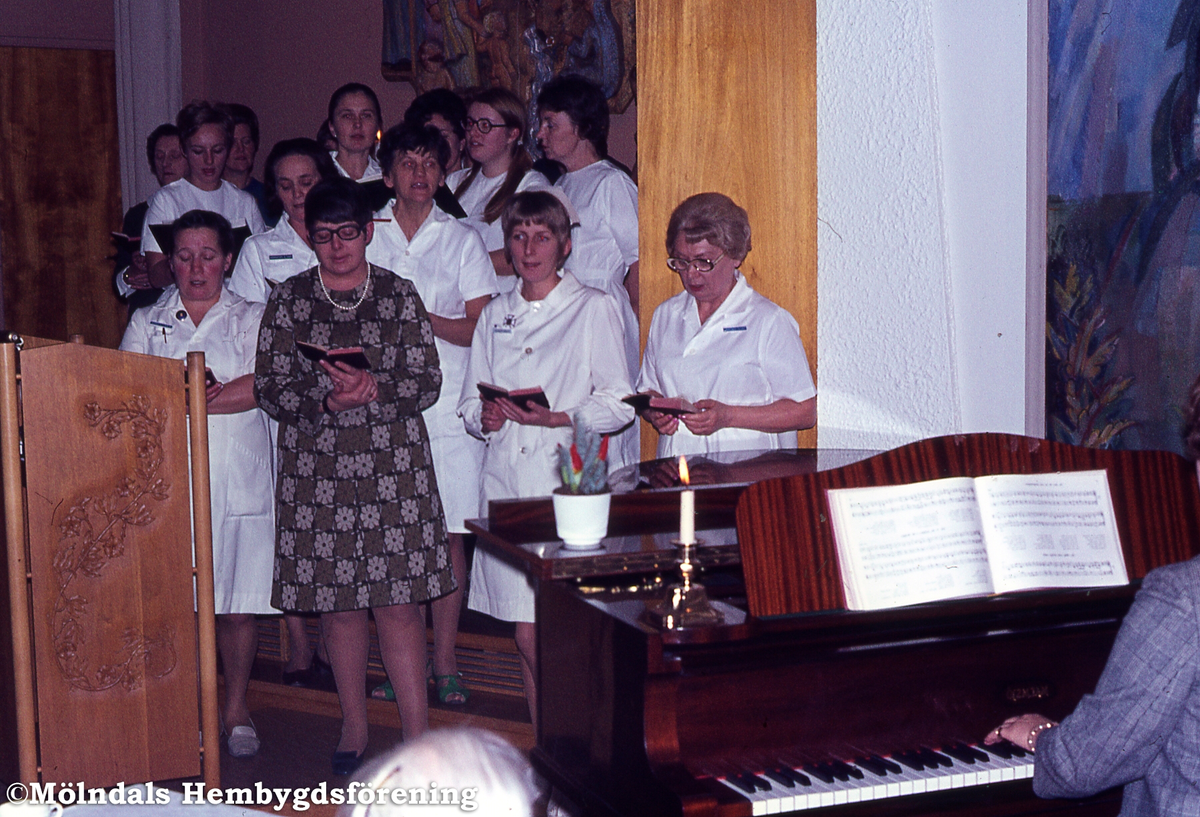 Lackarebäckshemmet i Lackarebäck, Mölndal, i december 1969. Sångkören sjunger på julfesten.