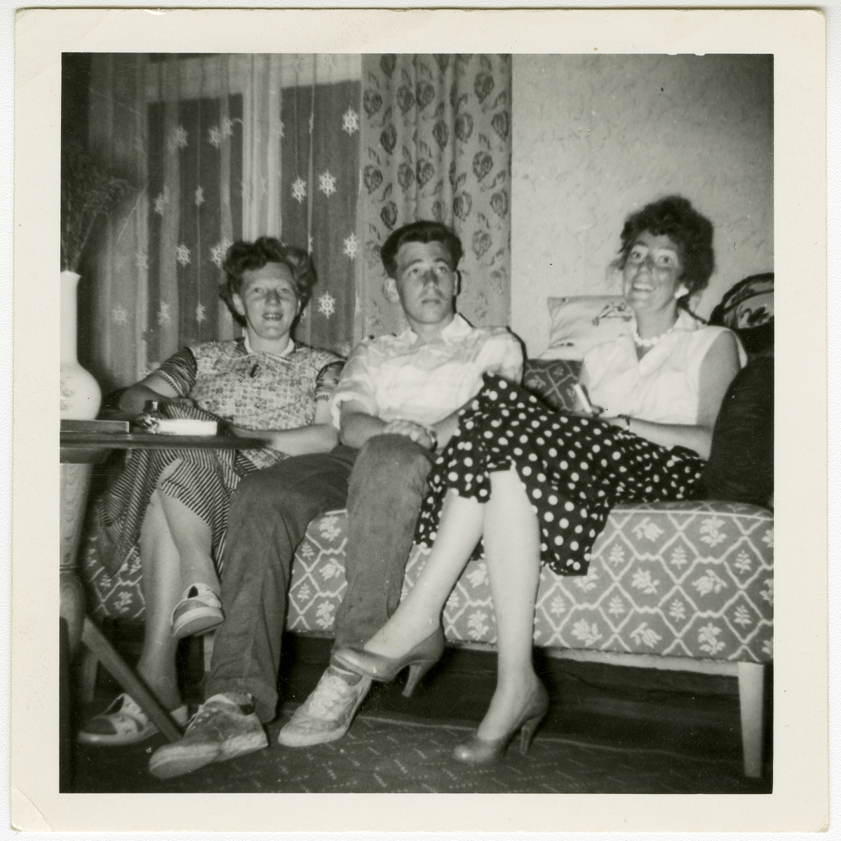 Foto av forfatter Tor Åge Bringsværd med sin mor Judith Bringsværd og tante Else Jørgensen. Foto tatt på slutten av 1950-tallet, ca. 1957/58

Fra venstre: mor, Tor Åge og tante Else