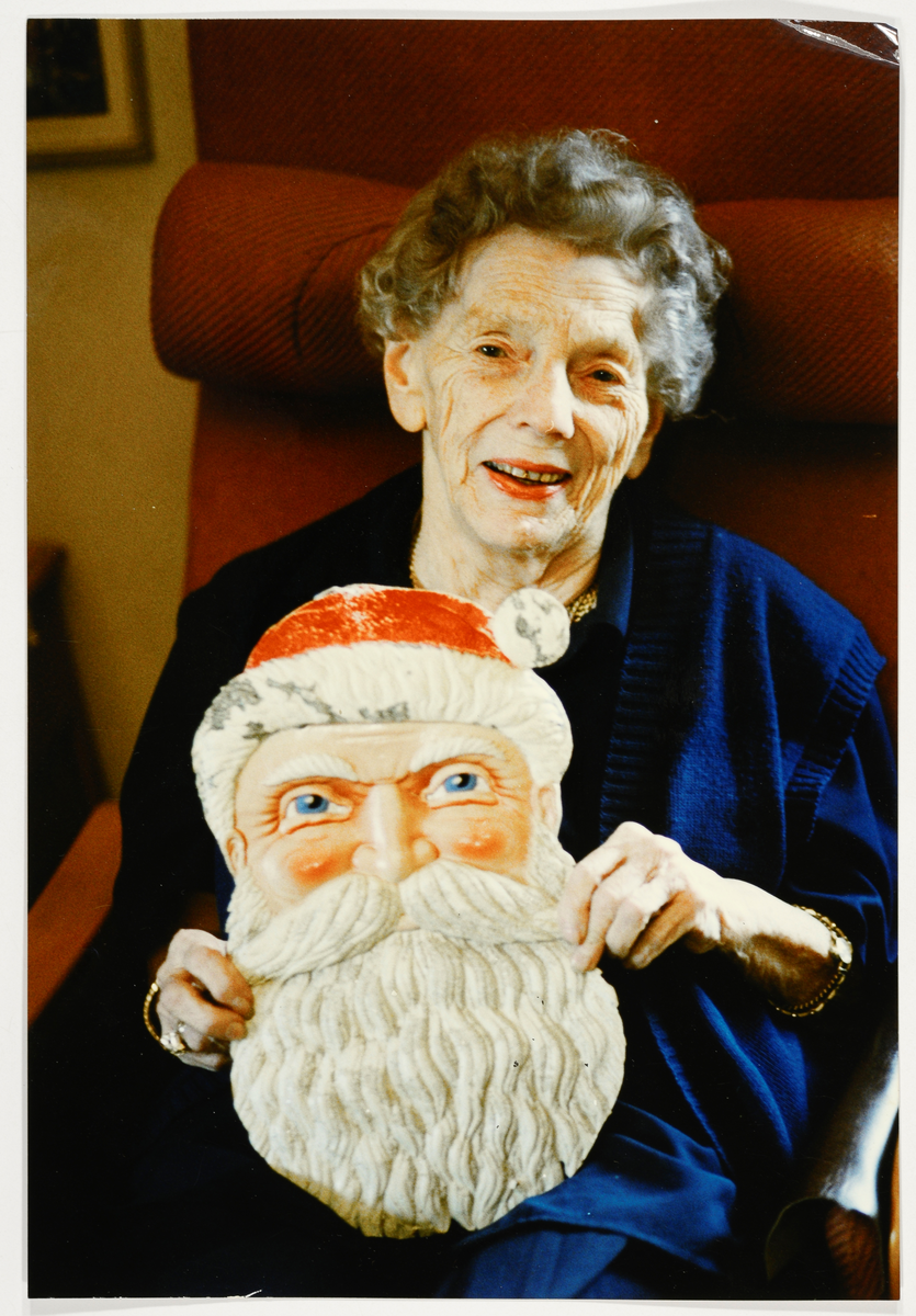 Forfatter Tor Åge Bringsværds mor Judith Bringsværd som holder på julenissmaske