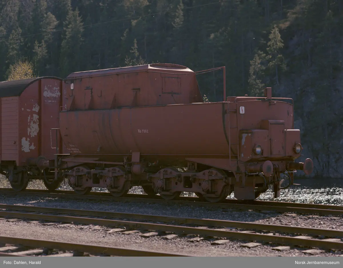 Vannvogn litra Xb nr. 7302, gammel tender fra damplokomotiv type 63a, på Neslandsvatn stasjon