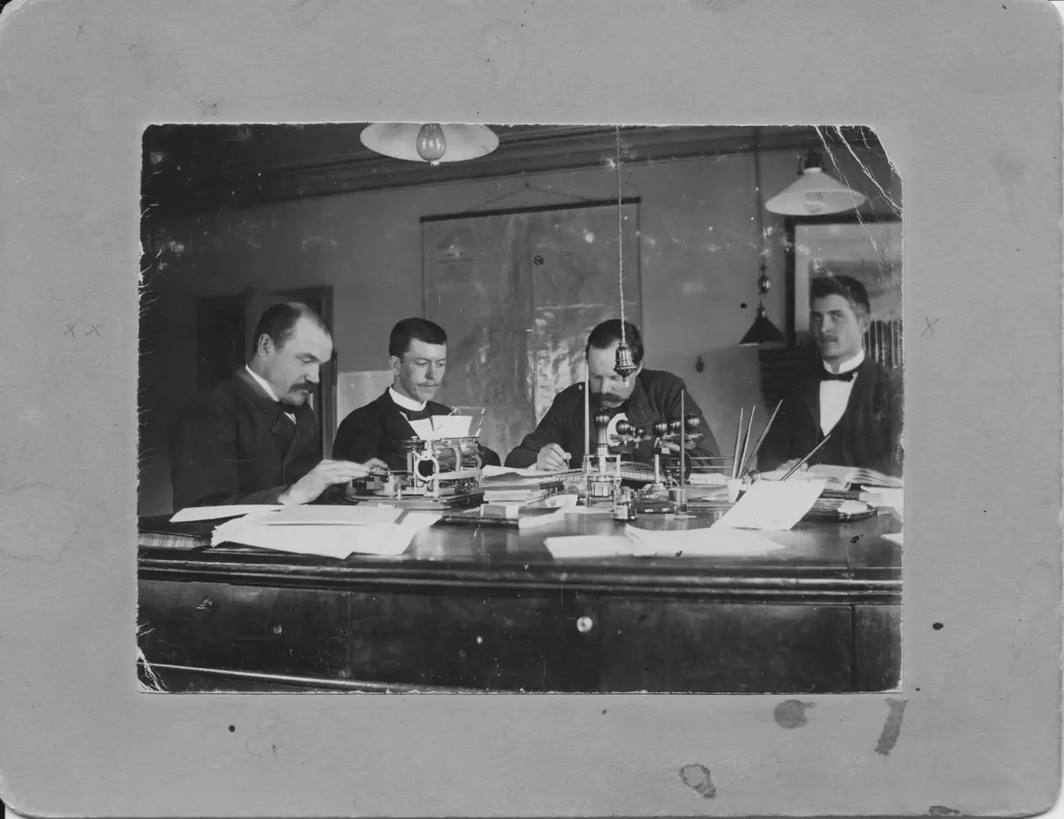 Kontoret. Från vänster Felin, ingenjör Håkansson, kamrer Lundberg och Ahlberg vid 1900-talets början.