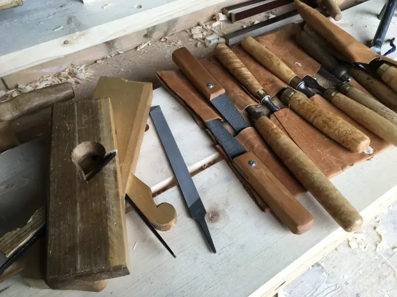 Et bilde som inneholder verktøy i tre og metall, håndverktøy, tradisjonshandverktøy