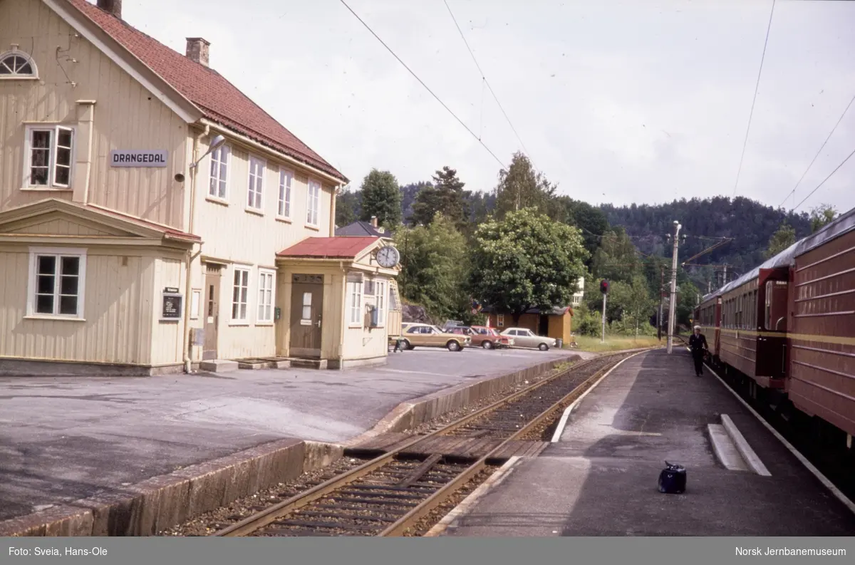 Drangedal stasjon. Til høyre ekspresstog fra Kristiansand til Oslo V, tog 72