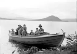 På båttur på Pålsbufjorden, evt Tunhovdfjorden. Fire barn me