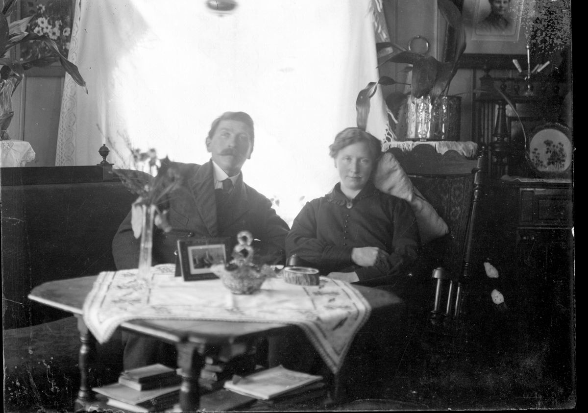 Portrett av mann og kvinne i interiør.

Fotosamling etter fotograf og skogsarbeider Ole Romsdalen (f. 23.02.1893).
